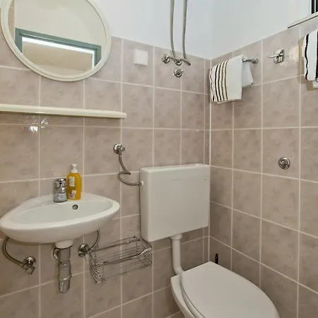 Oliva アパート フヴァル